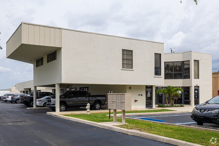 1194 Old Dixie Hwy, Lake Park, FL for lease - Primary Photo - Image 1 of 6