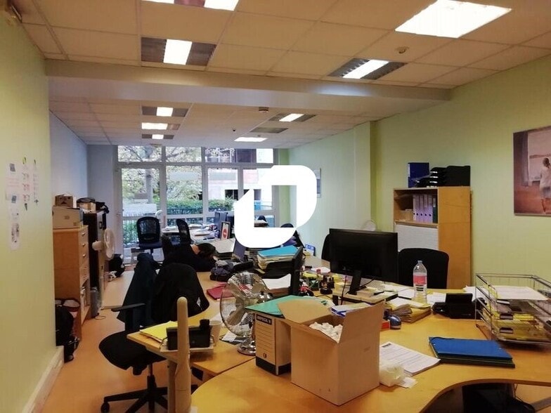 Office in Levallois-Perret for lease - Interior Photo - Image 1 of 5