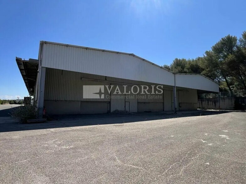 Industrial in Bouc-Bel-Air for lease - Building Photo - Image 2 of 3