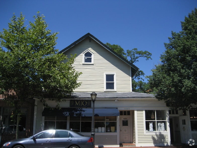 1355 Old Northern Blvd, Roslyn, NY for sale - Building Photo - Image 2 of 3