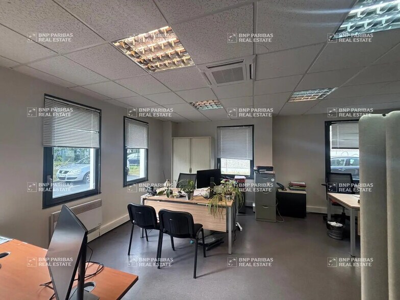 13 Rue Des Entrepreneurs, Marcq-en-Baroeul for lease - Interior Photo - Image 2 of 8