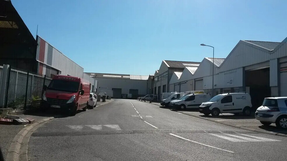 Industrial in Vénissieux for lease - Building Photo - Image 1 of 3