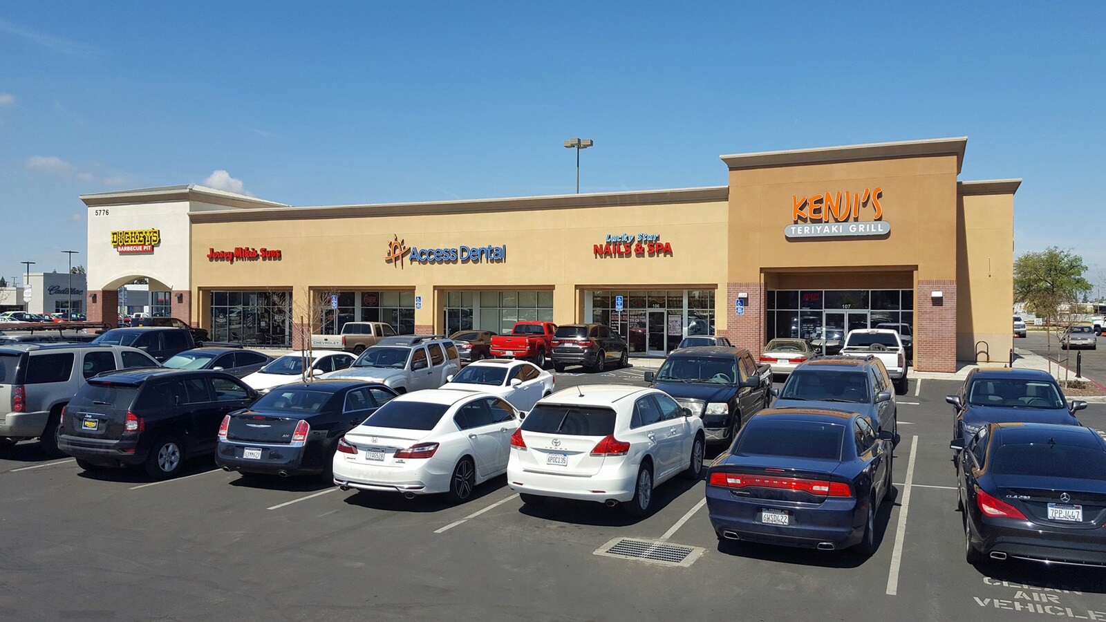 5776 N Blackstone Ave, Fresno, CA 93710