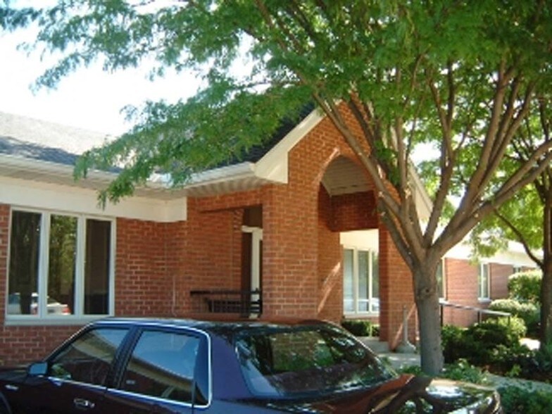 1912 Middle Rd, Bettendorf, IA 52722