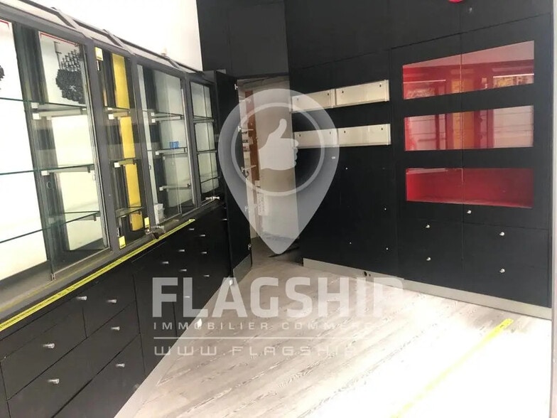 Retail in Paris for lease - Interior Photo - Image 1 of 4