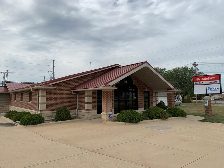 300 Rock Island Rd, Oelwein, IA for lease - Primary Photo - Image 1 of 9