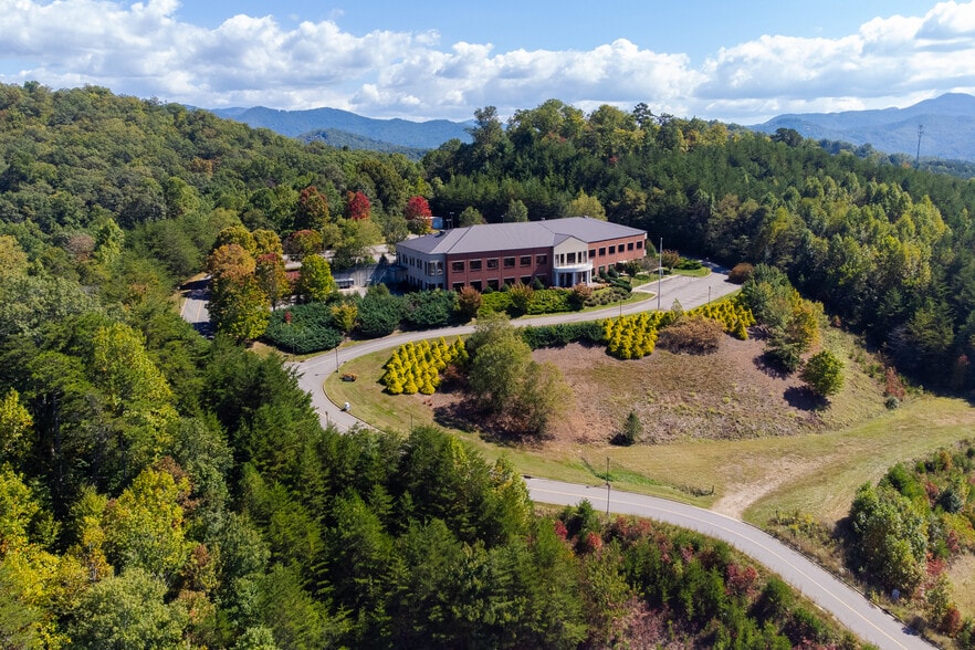 14 One Center Ct, Franklin, NC for sale - Building Photo - Image 1 of 24