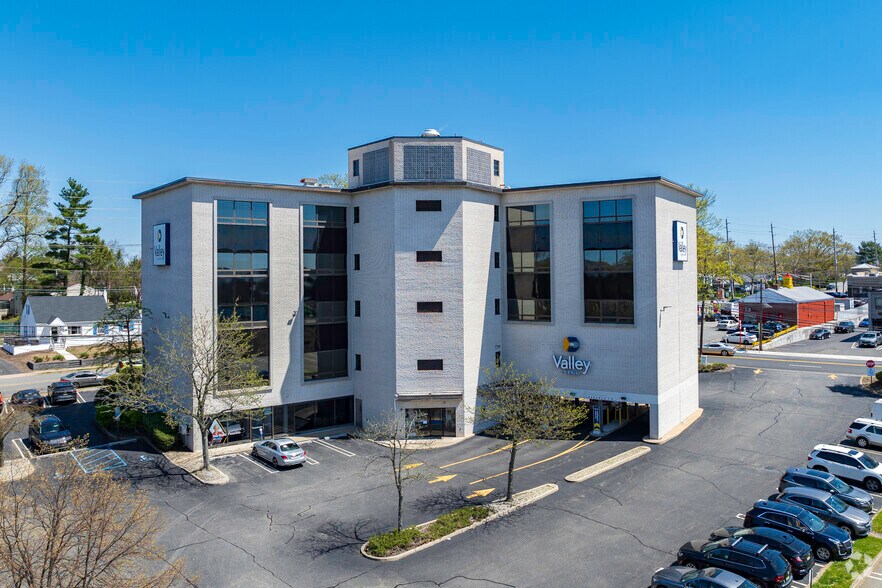 80 E Ridgewood Ave, Paramus, NJ for sale - Primary Photo - Image 1 of 1