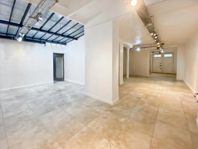 Office in Paris for lease - Building Photo - Image 2 of 9