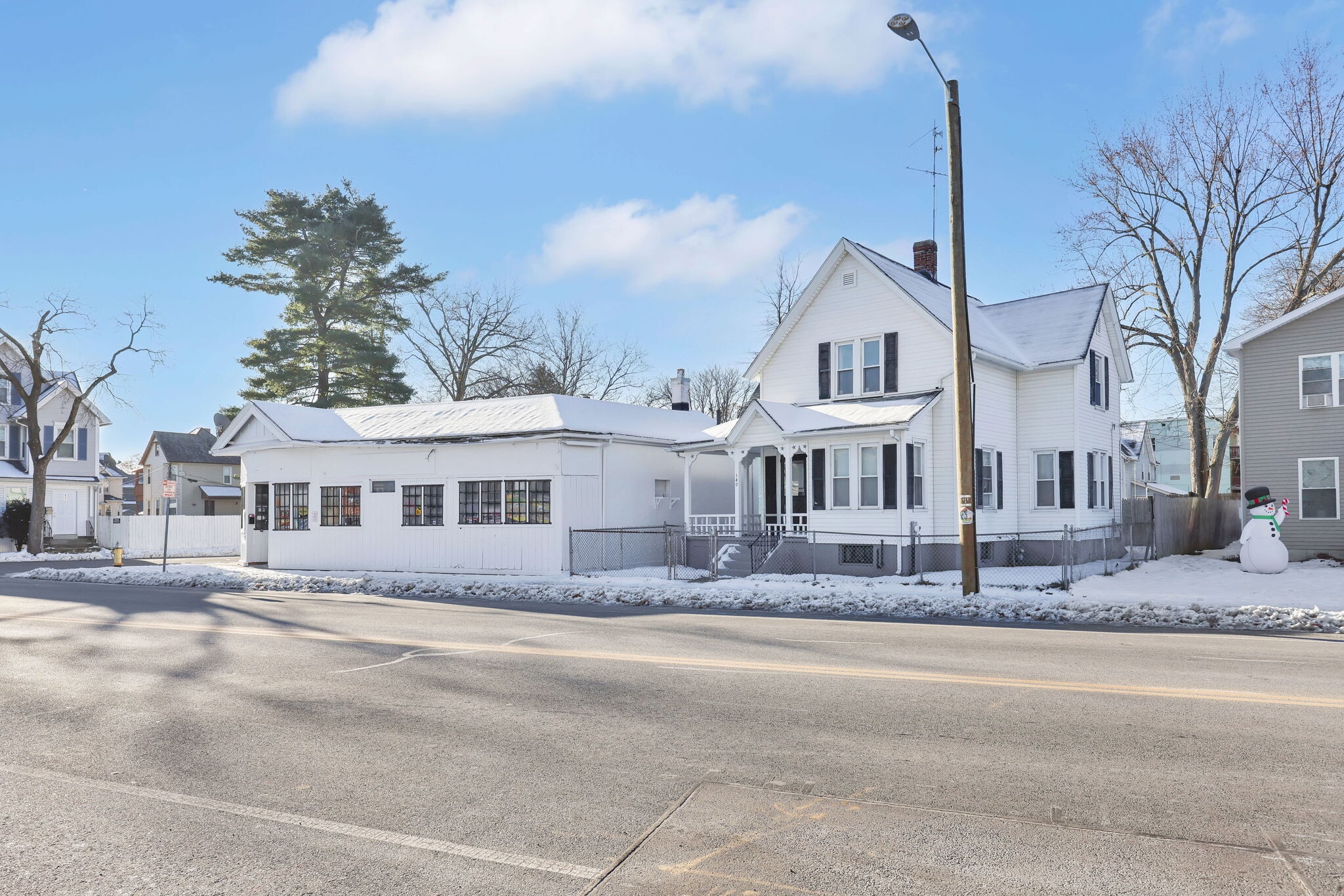 142 Dickinson St, Springfield, MA for sale Primary Photo- Image 1 of 46