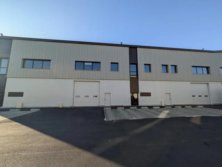 Flex in Osny for lease - Building Photo - Image 3 of 6