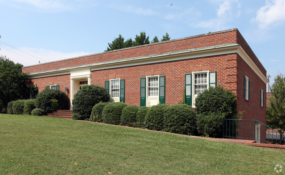 1300 Westover Ter, Greensboro, NC for sale - Primary Photo - Image 1 of 1