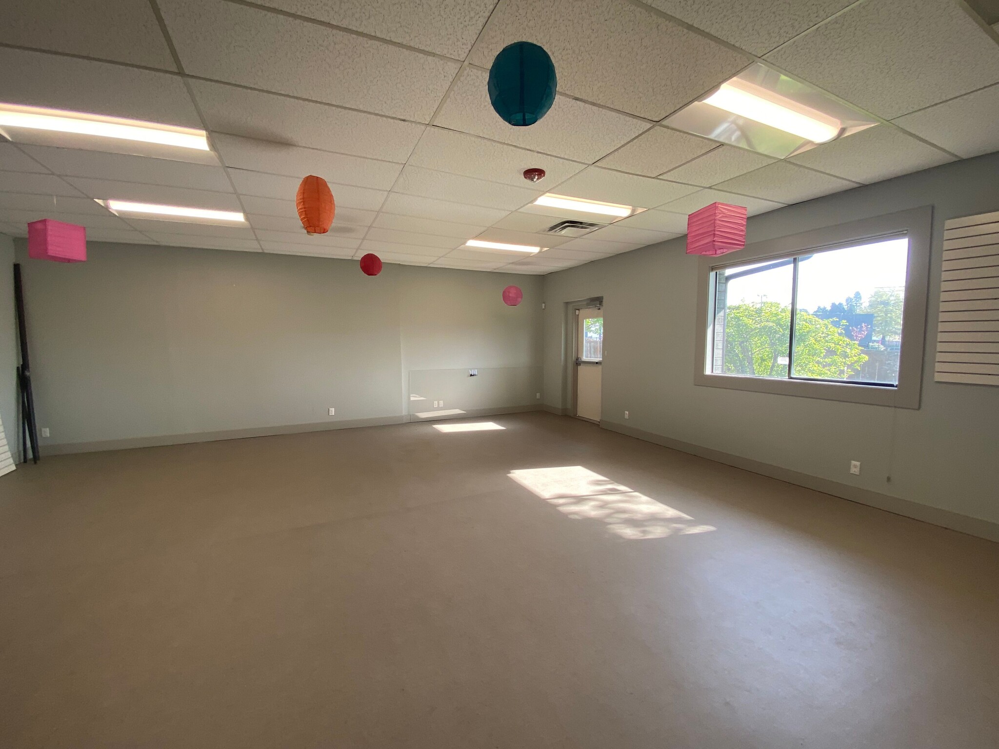 15811 Ambaum Blvd SW, Burien, WA for lease Interior Photo- Image 1 of 18