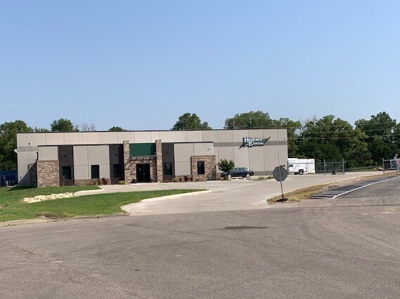 1627 Sunflower Rd, Salina, KS for sale - Primary Photo - Image 1 of 1