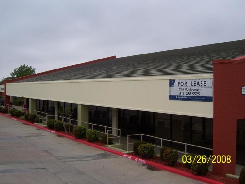 6833-6869 Green Oaks Rd, Fort Worth, TX for lease - Building Photo - Image 2 of 4