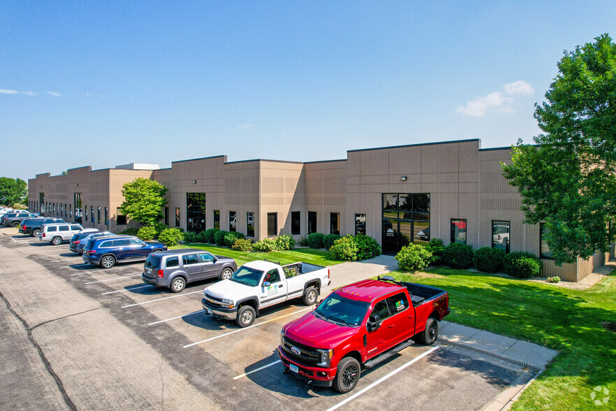 151-187 Bridgepoint Dr, South Saint Paul, MN for lease - Building Photo - Image 2 of 8