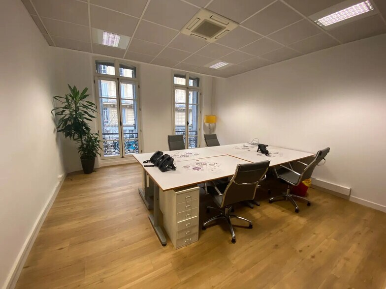 Office in Marseille for lease - Interior Photo - Image 3 of 7