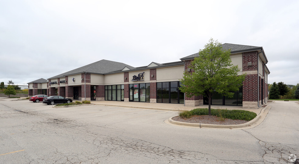 115-195 Sweetwater Blvd, Port Washington, WI for lease - Primary Photo - Image 1 of 16