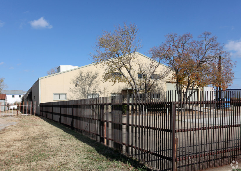 8331 Hoyle Ave, Dallas, TX for sale - Building Photo - Image 1 of 1