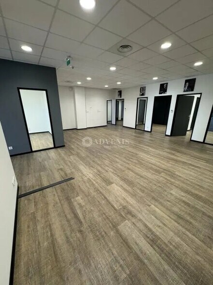 Office in  for lease - Interior Photo - Image 1 of 12