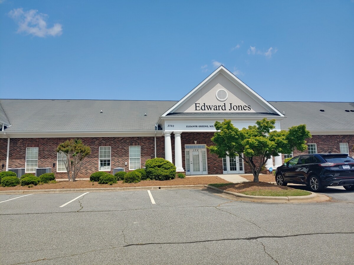 3750 Admiral Dr, High Point, NC 27265