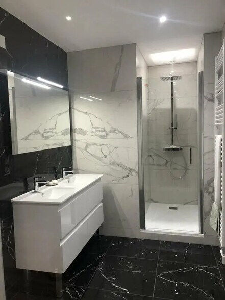 Office in Bordeaux for lease - Building Photo - Image 3 of 7