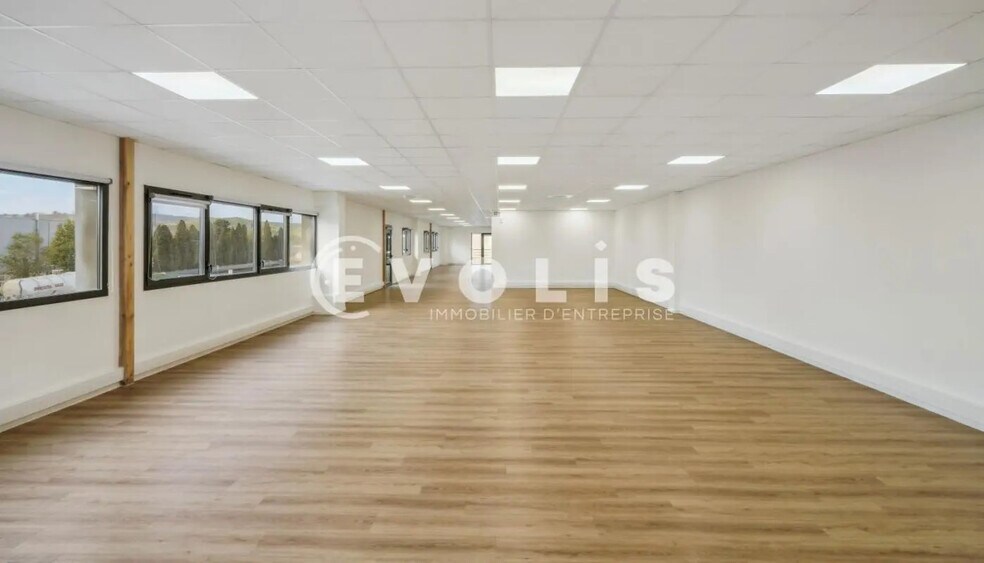 Flex in Graveson for lease - Interior Photo - Image 3 of 10