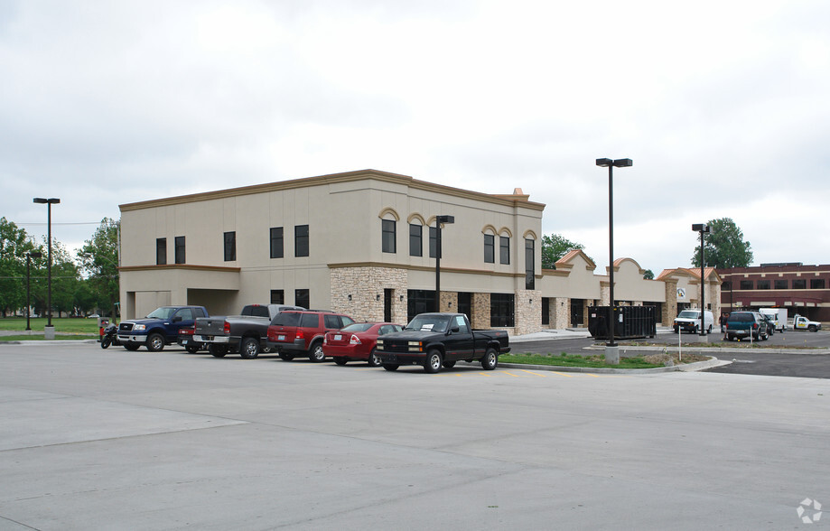 2415-2431 Burlington St, North Kansas City, MO for lease - Building Photo - Image 3 of 9