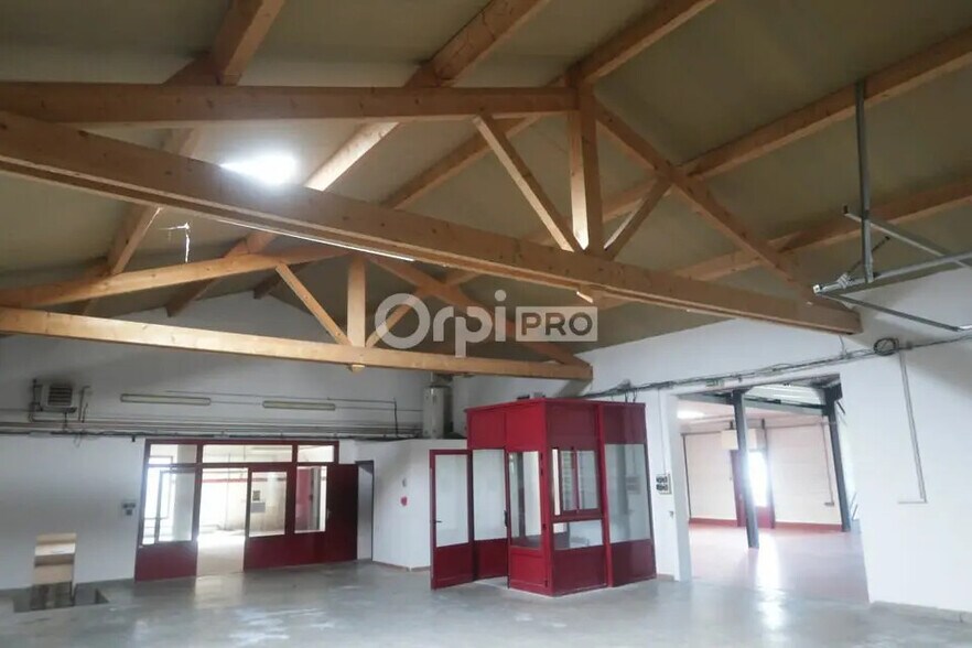 Retail in Beaucaire for lease - Interior Photo - Image 3 of 11