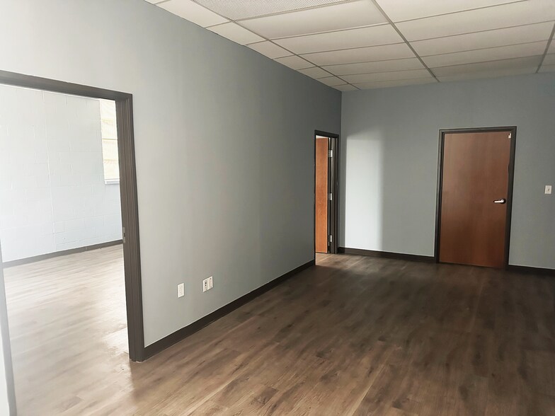 8303 Sovereign Row, Dallas, TX for lease - Building Photo - Image 3 of 5