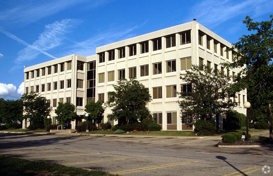 7123 Pearl Rd, Middleburg Heights, OH for lease - Building Photo - Image 1 of 1