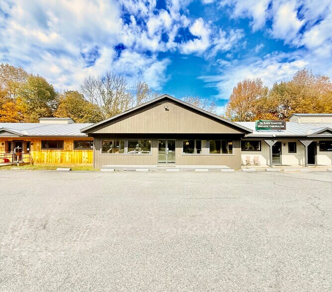 6985 Woodstock Rd, Hartford, VT for lease - Primary Photo - Image 1 of 16