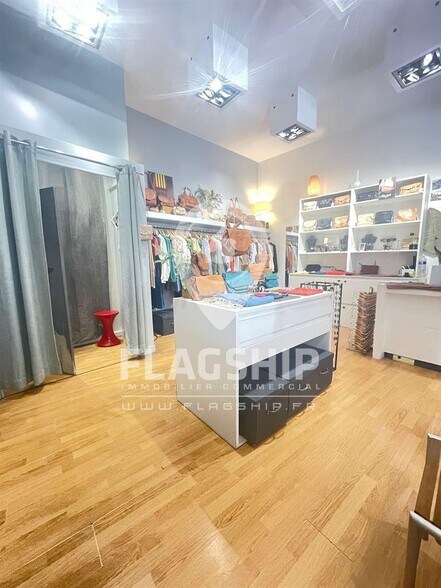 Retail in Paris for lease - Interior Photo - Image 2 of 5
