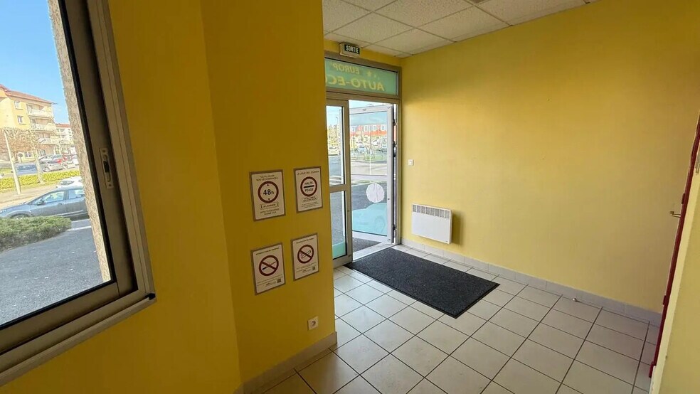 Flex in Péronnas for lease - Interior Photo - Image 3 of 6