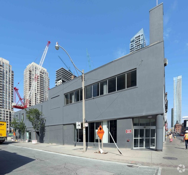 530 Yonge St, Toronto, ON for lease - Building Photo - Image 3 of 4