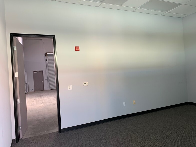 1243 Flynn Rd, Camarillo, CA for lease - Building Photo - Image 2 of 11