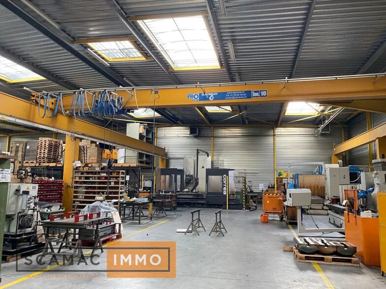 Industrial in La Ville-du-Bois for sale - Interior Photo - Image 3 of 7