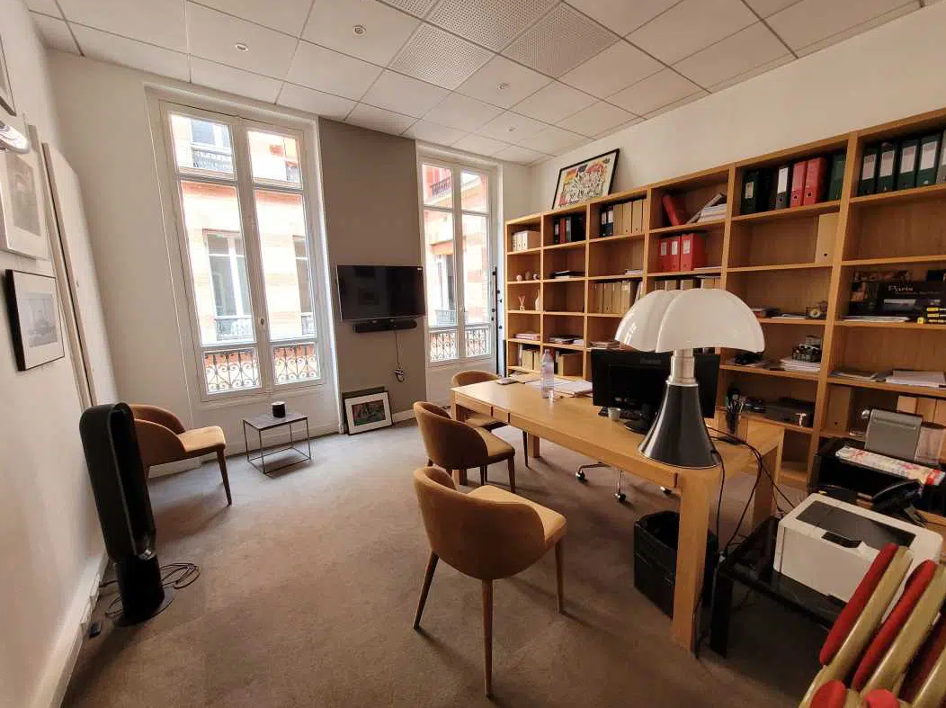 Office in Paris for lease Interior Photo- Image 1 of 13