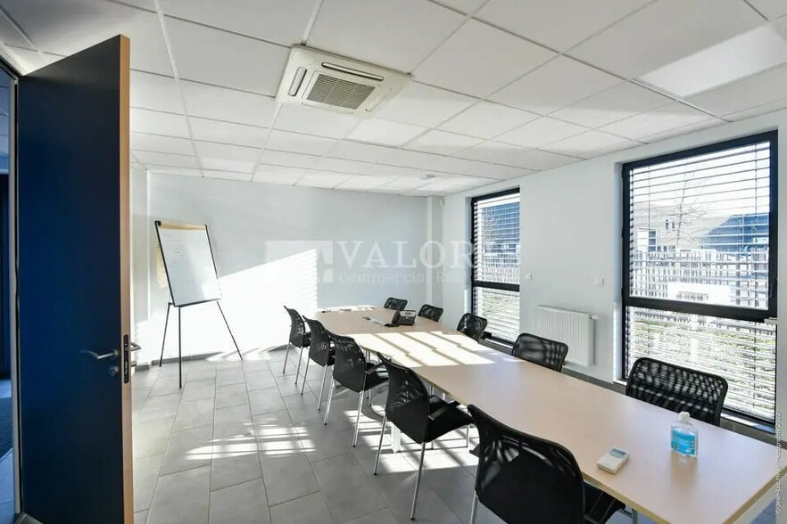 Flex in Genas for lease - Interior Photo - Image 3 of 8