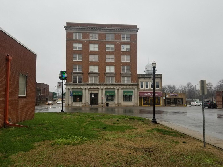 208 Public Sq, Benton, IL 62812