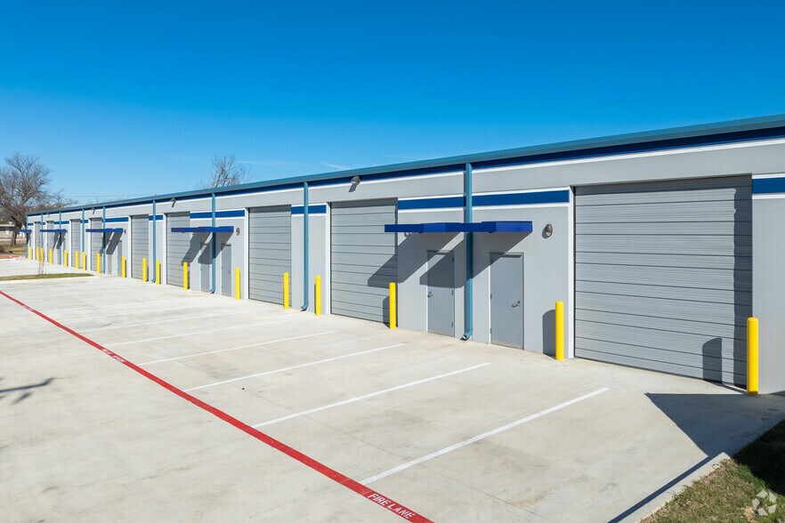 2301 Higgins Ln, Haltom City, TX for sale - Primary Photo - Image 1 of 1