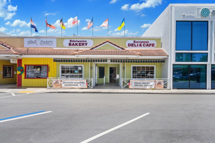 2909-2911 E Commercial Blvd, Fort Lauderdale, FL for sale - Building Photo - Image 1 of 30