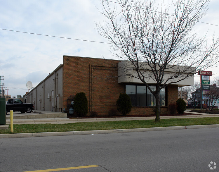 330-364 Eureka Ave, Wyandotte, MI for lease - Building Photo - Image 2 of 3