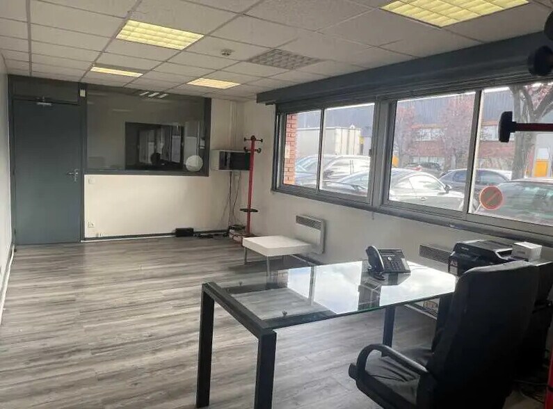 Flex in Le Bourget for lease - Building Photo - Image 2 of 11