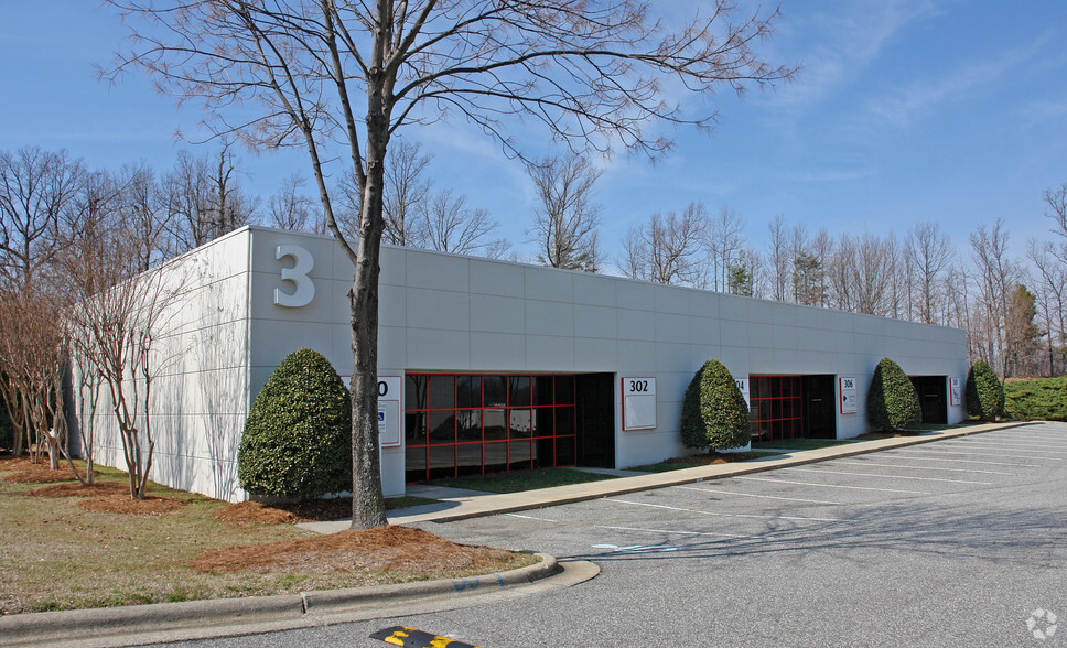 2606 Phoenix Dr, Greensboro, NC for lease - Primary Photo - Image 3 of 10