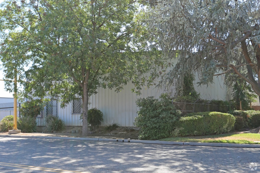 5282 E Pine Ave, Fresno, CA for lease - Building Photo - Image 3 of 8
