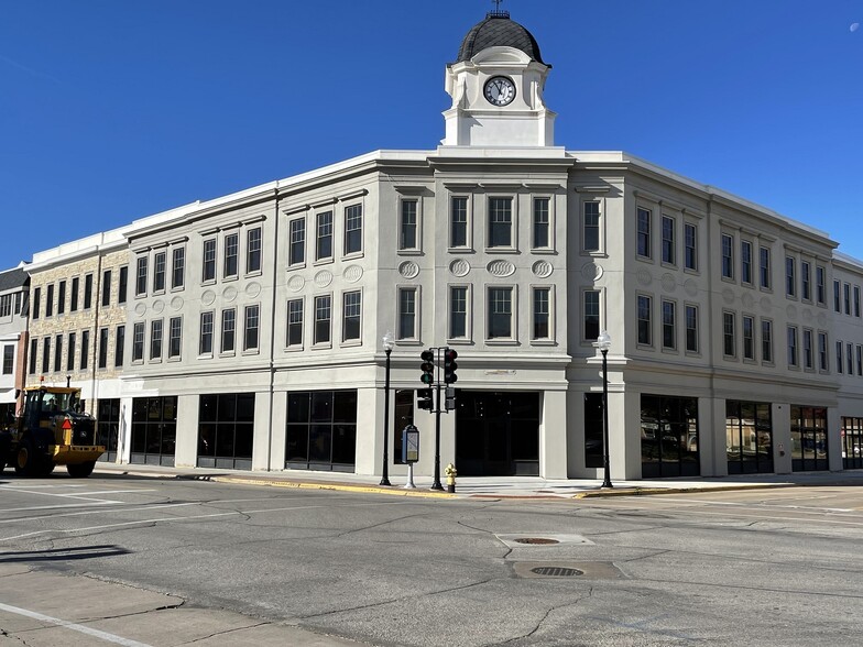 123 N Main St, Charles City, IA for sale - Building Photo - Image 1 of 1