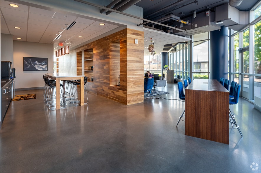 1369 Spruce Pl, Minneapolis, MN for lease - Interior Photo - Image 3 of 98