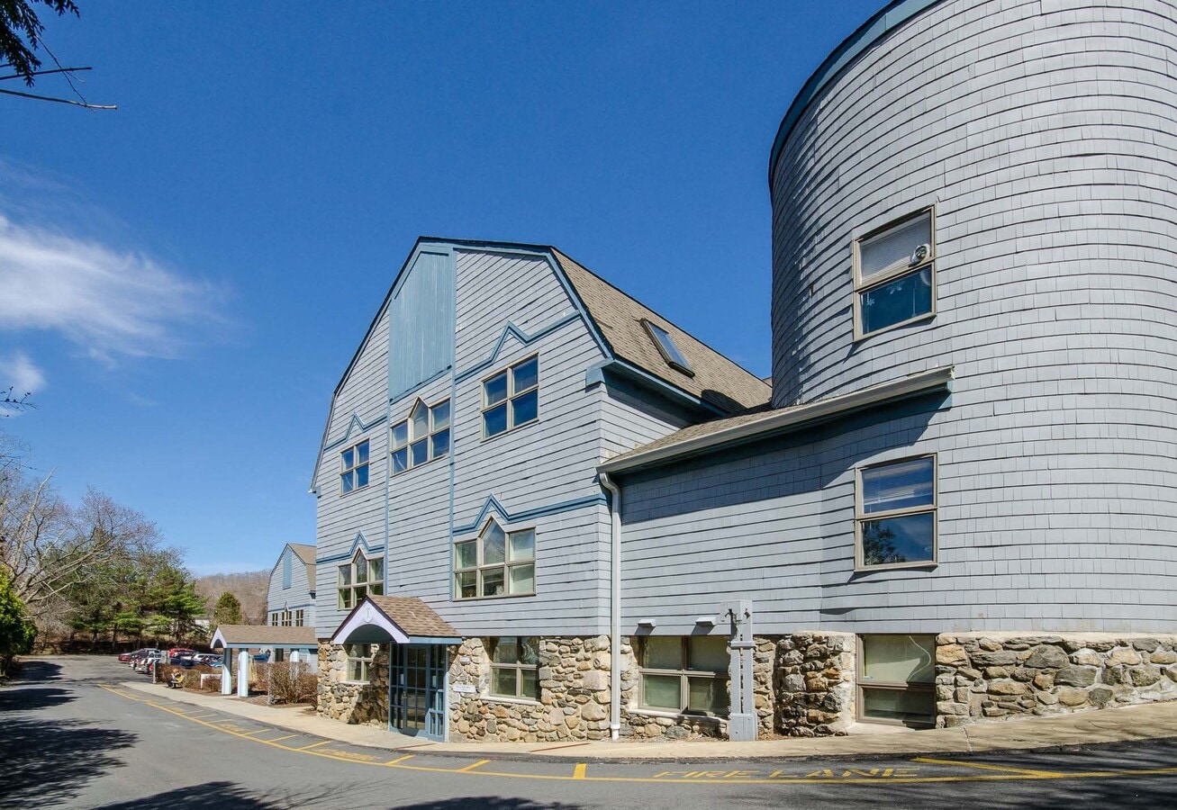 667 Stoneleigh Ave, Carmel, NY 10512