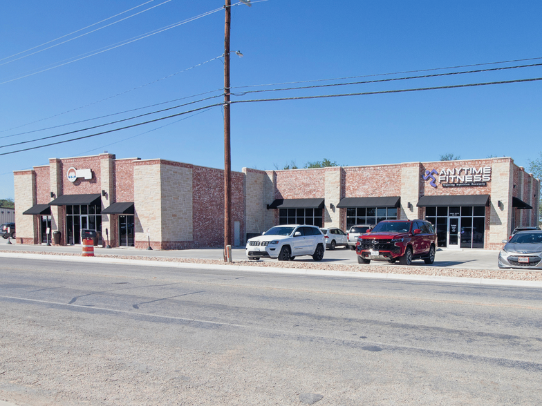 1009 E 4th St, Lampasas, TX for lease - Building Photo - Image 2 of 13